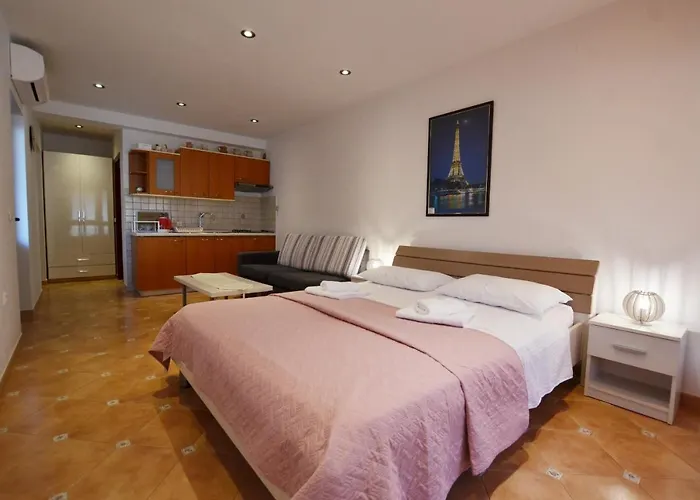 Jela And Gostinjska kuća