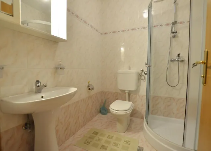 Jela And Gostinjska kuća